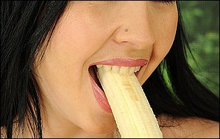 Angell Summers fucking her tight pussy with a banana