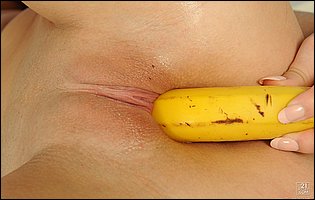 Angell Summers fucking her tight pussy with a banana