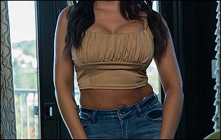 Elizabeth Skylar strips her sexy top, jeans and blue underwear